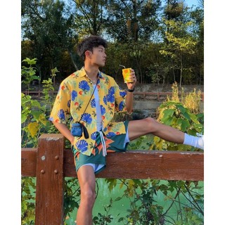 เสื้อแจ็กเก็ต แขนสั้น แบบบาง ทรงหลวม ลายดอกไม้ สไตล์ฮ่องกง เรโทร เหมาะกับเดินชายหาด แฟชั่นฤดูร้อน สําหรับผู้ชาย และผู้หญ