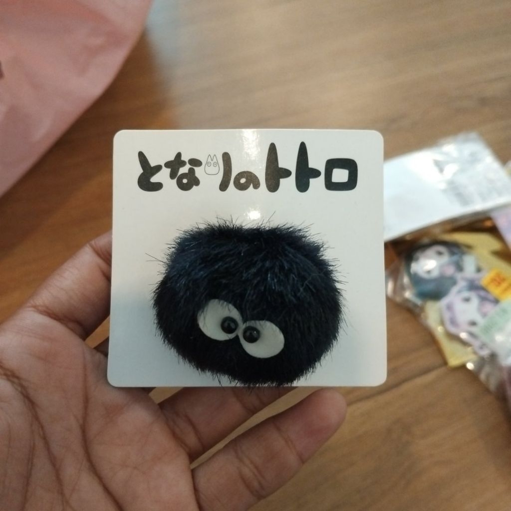 พวงกุญแจตุ๊กตามาคคุโระ คุโรสุเกะ (Makkuro Kurosuke) หรือที่เรียกกันว่า "ตัวไรฝุ่น"