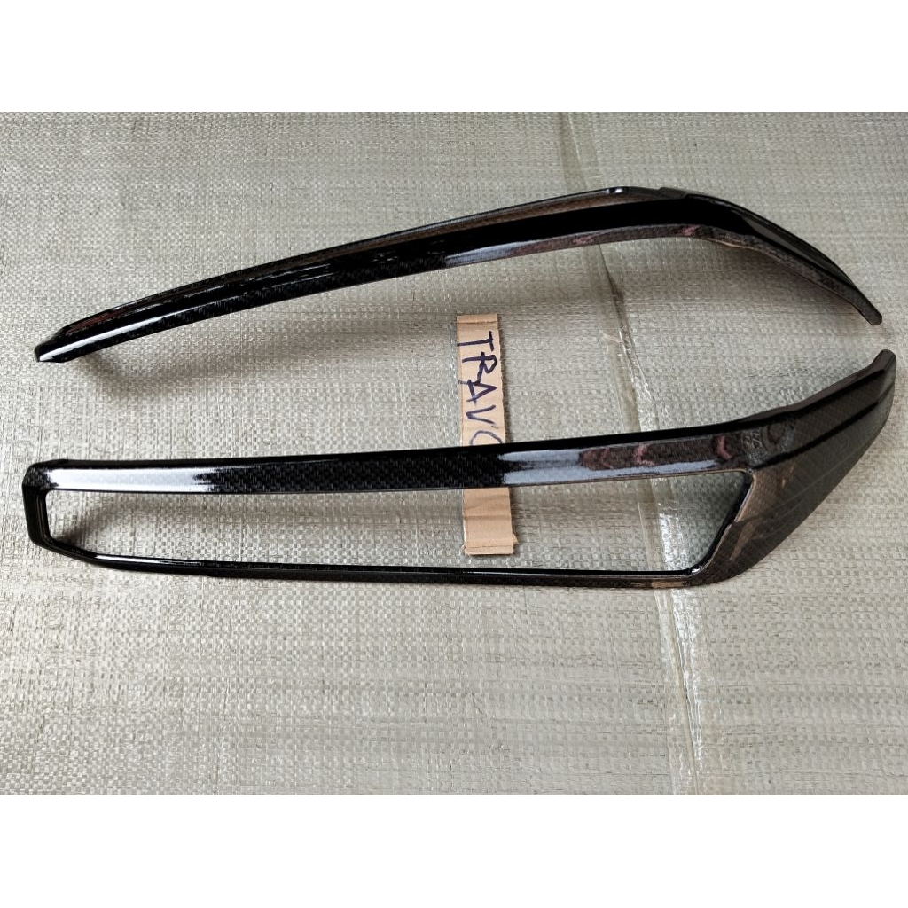 ครอบไฟหน้า รถ Toyota travo 2026 ลายแค็บล่าดำ ตรงรุ่นซ้ายขวามีกาวสองหน้าพร้อมแปะติด ( รหัส 93921159 ) ราคา ถูกที่สุด ดีลบีเคเค แกลเลอรีภาพที่ 5