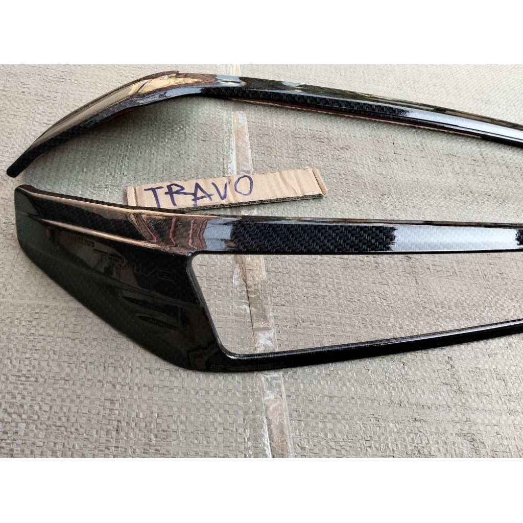 ครอบไฟหน้า รถ Toyota travo 2026 ลายแค็บล่าดำ ตรงรุ่นซ้ายขวามีกาวสองหน้าพร้อมแปะติด ( รหัส 93921159 ) ราคา ถูกที่สุด ดีลบีเคเค แกลเลอรีภาพที่ 6