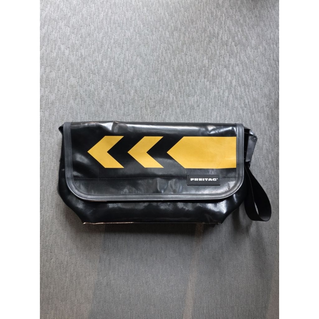 𝐅𝐑𝐄𝐈𝐓𝐀𝐆 𝐅𝟒𝟐 𝐒𝐔𝐑𝐅𝐒𝐈𝐃𝐄 ⚫️🟡Surfside 6 F42 ผ้าดำมาราธอนสกรีนหัวลูกศร 2 หัว มือ 1 tag ห้อย