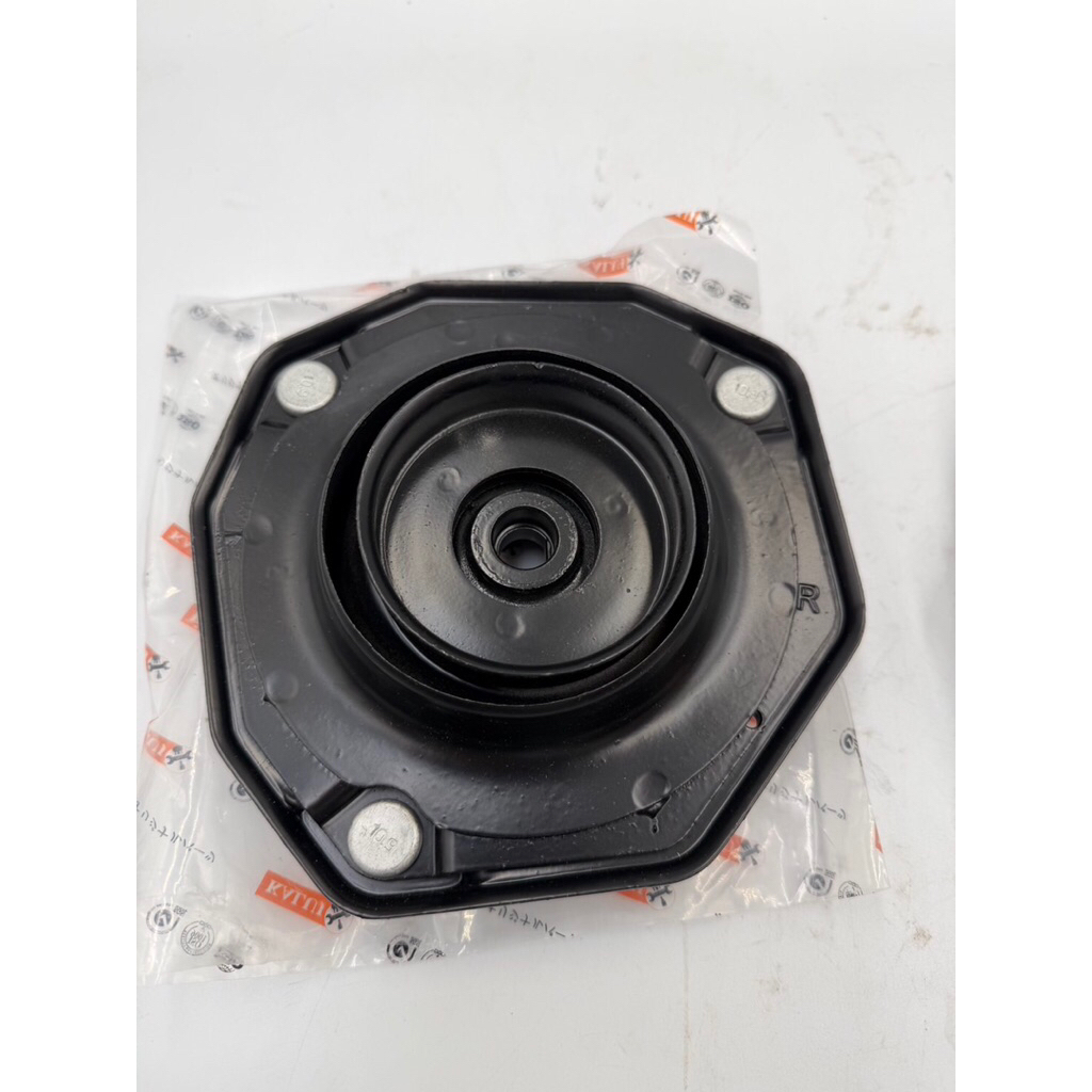 เบ้าโช๊คอัพหน้ารถตู้หน้ายาว GDH300 Commuter 2019 ขึ้นไป