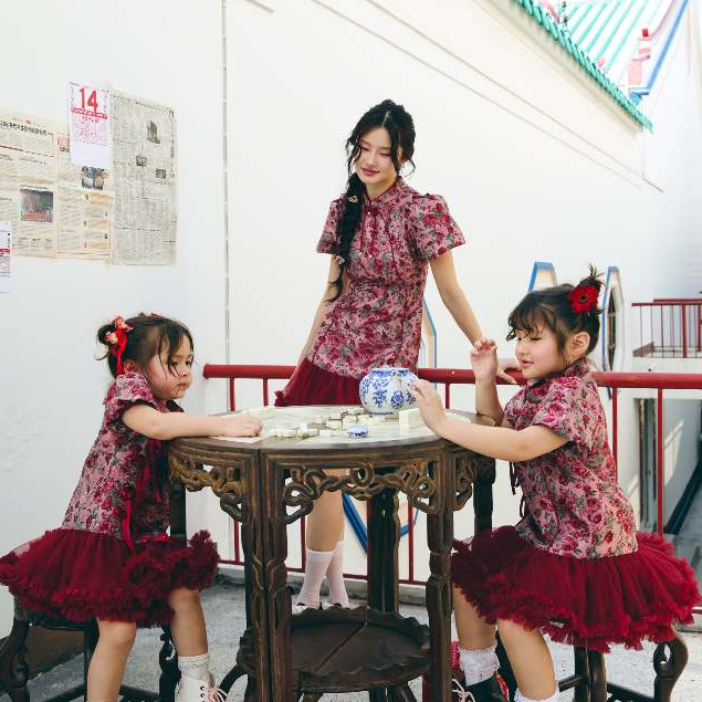 La Mignonne (XS-2XL) Brinley Dallas Kid เดรสเด็ก กี่เพ้า ชายกระโปรงแต่งพู่ๆ คอจีน ดีเทลล์แต่งโบว์ช่ว