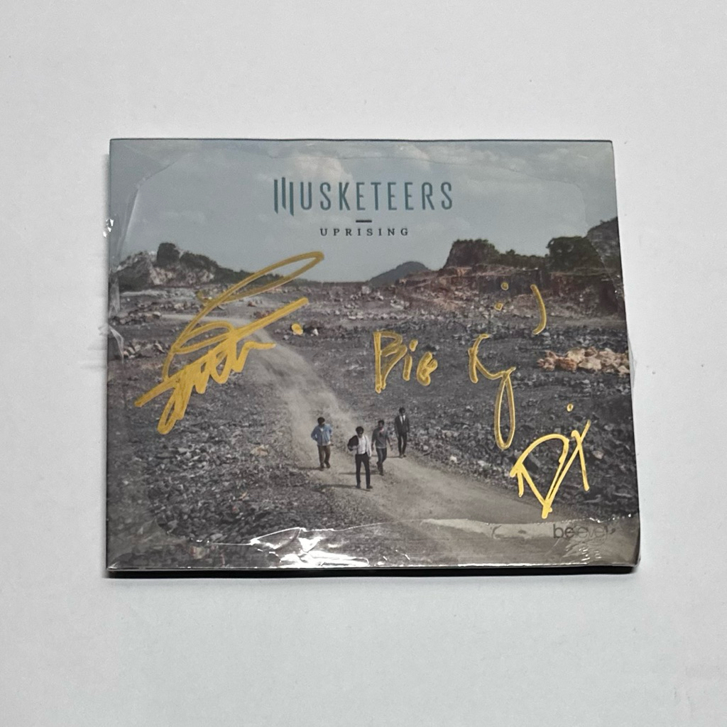 Musketeers มัสเกตเทียส์ อัลบั้ม Uprising ปี2555 (ซีดีมือ1) ✍🏻มีลายเซ็นศิลปิน ปั๊มแรก