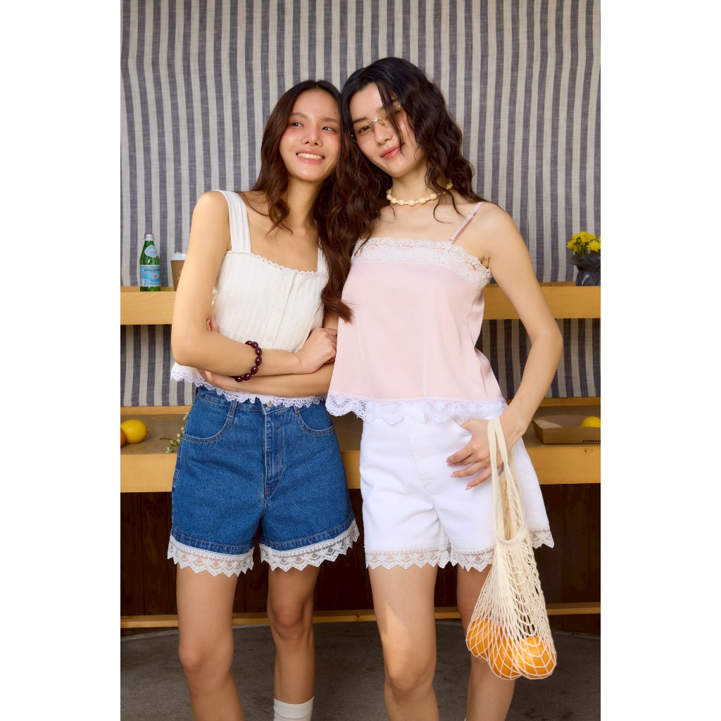 Sis story กางเกงยีนส์ ขาสั้น แต่งลูกไม้ปลายขา เอวสูง Sis 052 Lily lace denim shorts ราคา ถูกที่สุด ดีลบีเคเค แกลเลอรีภาพที่ 3