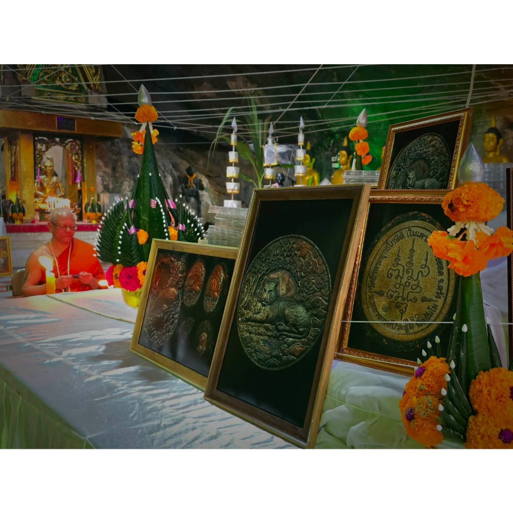 เหรียญพญาเสือเฒ่านอนกิน องค์ครู พระอาจารย์ประสูติ วัดถ้ำพระพุทธโกษิย์ (ในเตา) ราคา ถูกที่สุด ดีลบีเคเค แกลเลอรีภาพที่ 7
