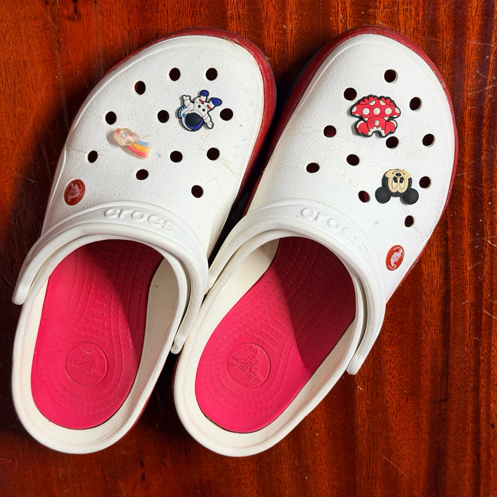 รองเท้าแตะ Crocs มือสอง ✨ ไซส์ M9 / W11 แถมจิบบิทตามรูป 🎈