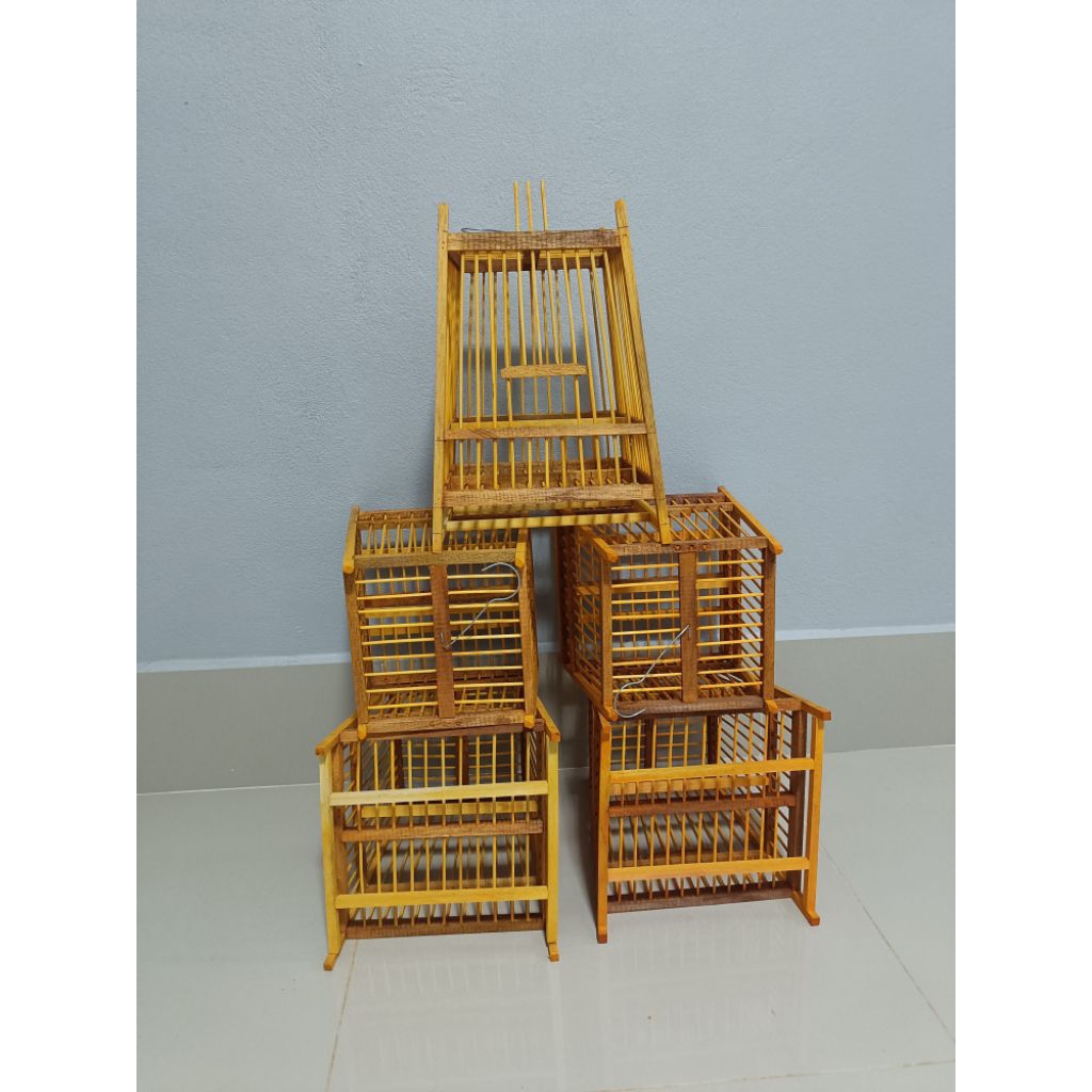 กรงนกธรรมดา11ซี่ต่ำหัวลวด (สีเหลือง) สั่งซื้อ1-4ใบ ขนาด (สูง14นิ้ว กว้างบน7นิ้ว ยาวบน7นิ้ว กว้างล่าง9นิ้ว ยาวล่าง9นิ้ว)