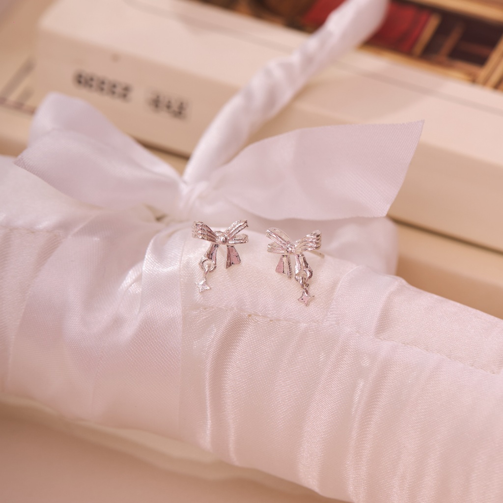 earika.earrings -  Sparkle Wendy Ribbon Bow ต่างหูโบว์ห้อยประกาย วัสดุก้านเงินชุบทองคำขาว เหมาะสำหรับคนแพ้ง่าย