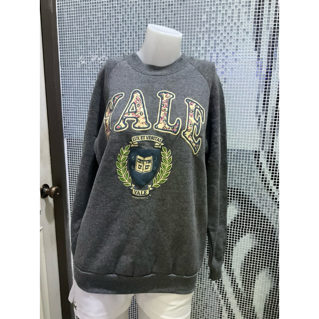 เสื้อสเวตเตอร์แขนยาวสีเทาพิมพ์ลายตราสัญลักษณ์มหาวิทยาลัยเยล (Yale University).  ไซด์ L อก 39 ยาว 25 