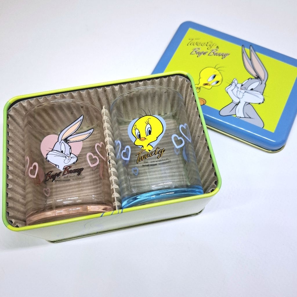 ชุดแก้วน้ำลาย Bugs Bunny และ Tweety จาก Mister Donut
