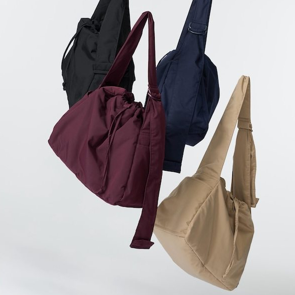 UNIQLO (ของแท้ จาก shop ป้ายครบ) กระเป๋าสะพายข้าง บุนวม / UNIQLO Soft Puffy Shoulder Bag