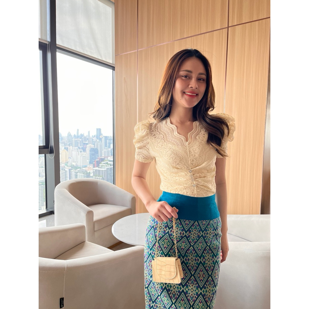 เสื้อลูกไม้คอวีแขนพอง_ครีม ขาว