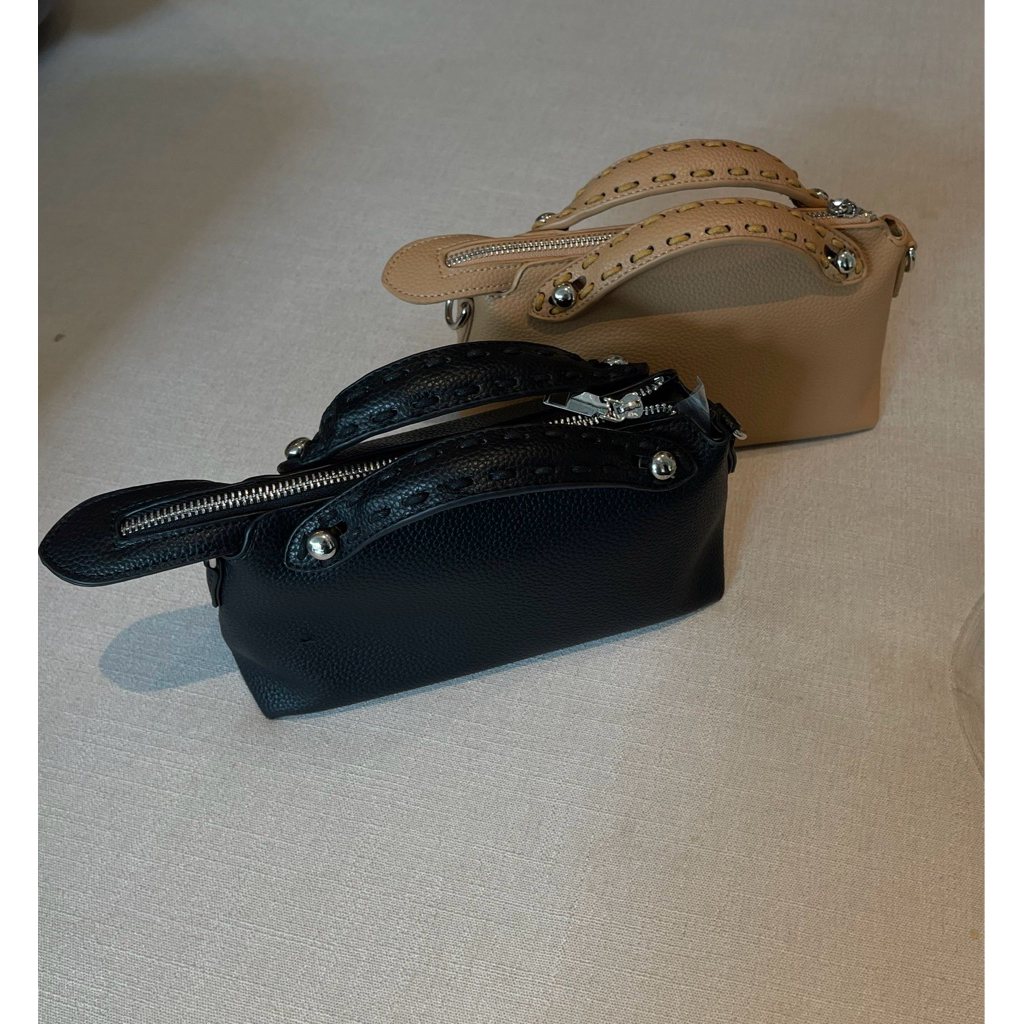 DASH BAG เป็นไอเทมที่สะท้อนถึงความเรียบหรูเหมาะสำหรับสาวๆช่วยเสริมลุคให้ดูแพงคล่องตัวมีสายยาวให้