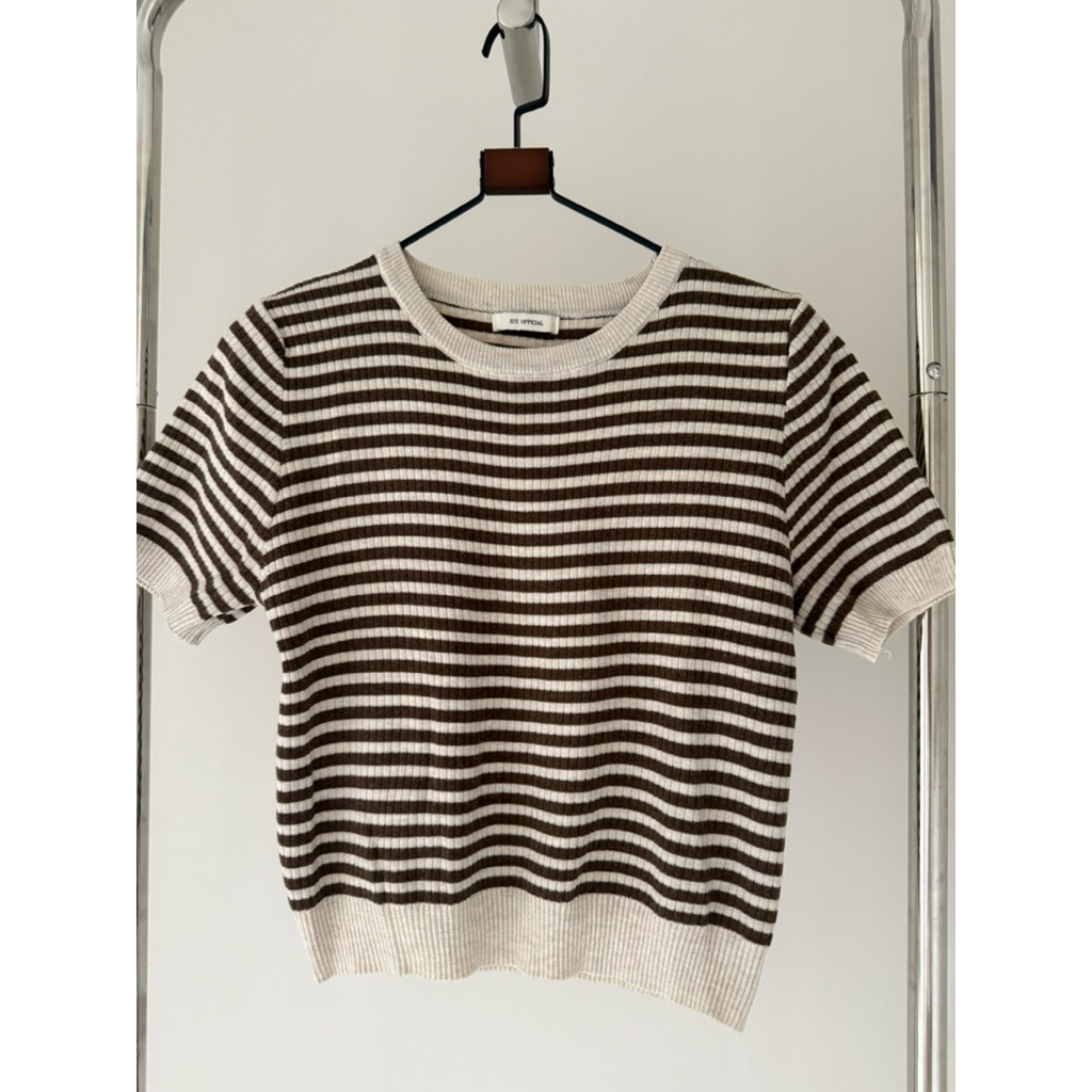 (Used) ป้าย IUU OFFICICIAL เสื้อคอคลม ไหมพรมแขนสั้น สีครีมน้ำตาล จั้มเอว ผ้าไหมพรม นุ่ม ยืดเยอะ อก 3