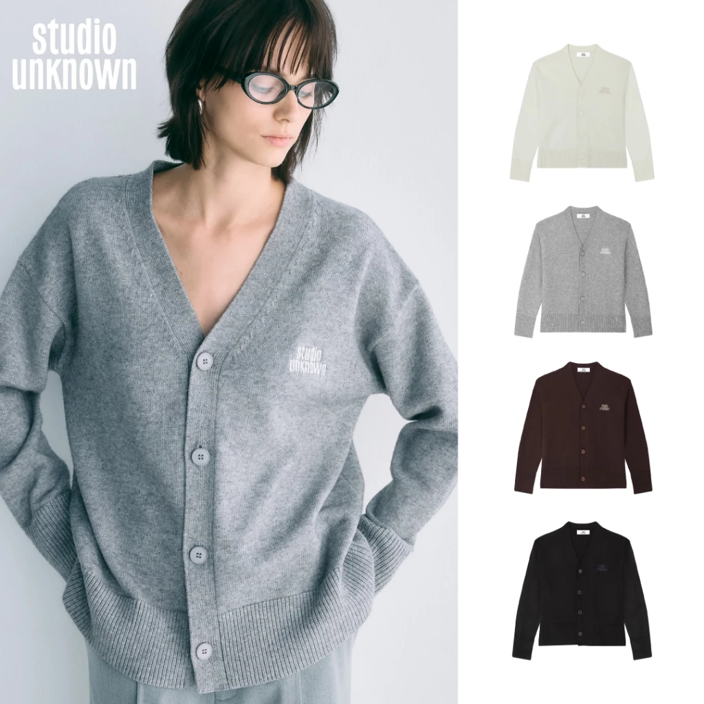 STUDIO UNKNOWN - Sia Knit Cardigan เสื้อหนาว คาร์ดิแกนคอวีตกแต่งลายปักโลโก้