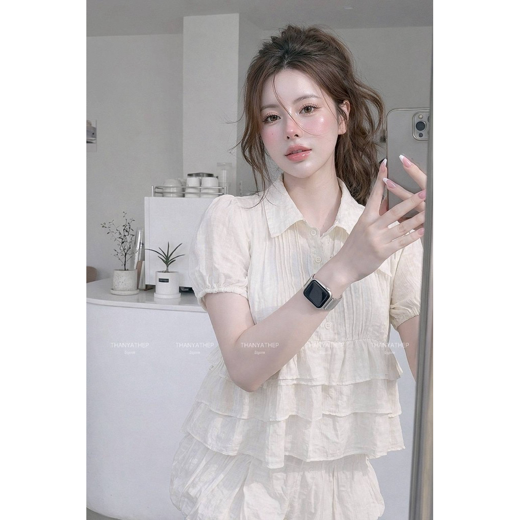 Phapassz - เซท2ชิ้น เสื้อคอปกลายจุดตีเกร็ดแต่งระบาย สีขาวคลีน มาพร้อมกางเกงบอลลูนมีซับในขาสั้น #Thanyathep