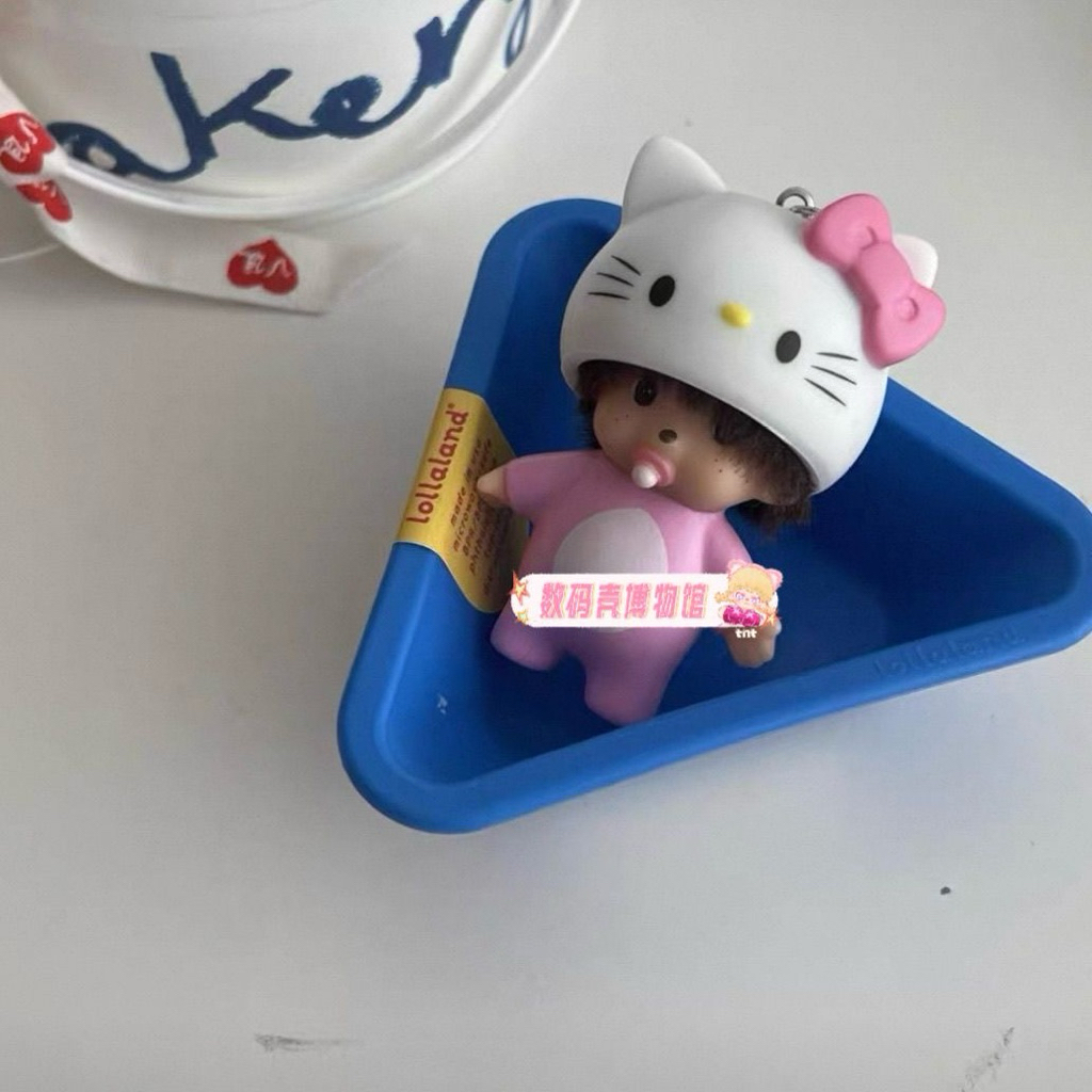 {พร้อมส่ง! }Hello Kitty x Monchchichi พวงกุญแจม่อนชิชิ x คิตตี้ ใส่หมวกคิตตี้ น่ารักมาก ⭐️ ️ ราคา ถูกที่สุด ดีลบีเคเค แกลเลอรีภาพที่ 9