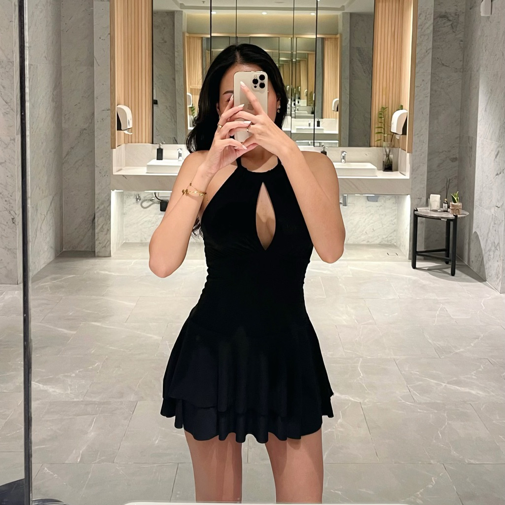 Charisma dress เดรสดีไซน์เก๋เรียบหรู กระโปรงพริ้วๆ มีซับในกางเกงในตัว มี 2 Size คล้องคอติดกระดุมด้านหลัง ผ้ายืดity
