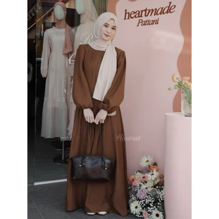 Heartmade-Karlyn dress🥀(สินค้าพร้อมส่ง)เดรสยาวจีบหน้าซิปซ่อนยาวเชือกผูกเอวติดกับชุด🪡