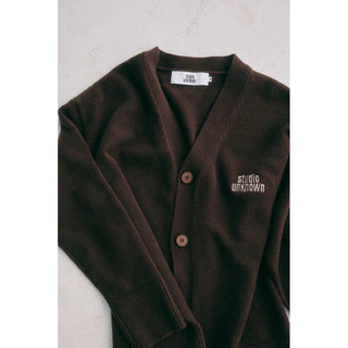 STUDIO UNKNOWN - Sia Knit Cardigan เสื้อหนาว คาร์ดิแกนคอวีตกแต่งลายปักโลโก้