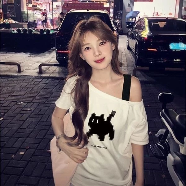 เสื้อยืดแขนสั้น ✨ สายสะพายเอียง 🎀 สไตล์เกาหลี น่ารักสุดๆ | ลาย เจ้าเหมียว น้องน่ารัก | ทรงใหญ่สบาย ไม่อึดอัด | ผอมทันท