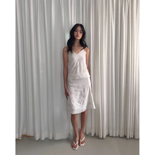 MELT.INMOMENTS Stella Top & Skirt ชุดเซ็ทสายเดี่ยวกระโปรงยาวปักเลื่อม กลิตเตอร์ขาว (พร้อมส่ง)