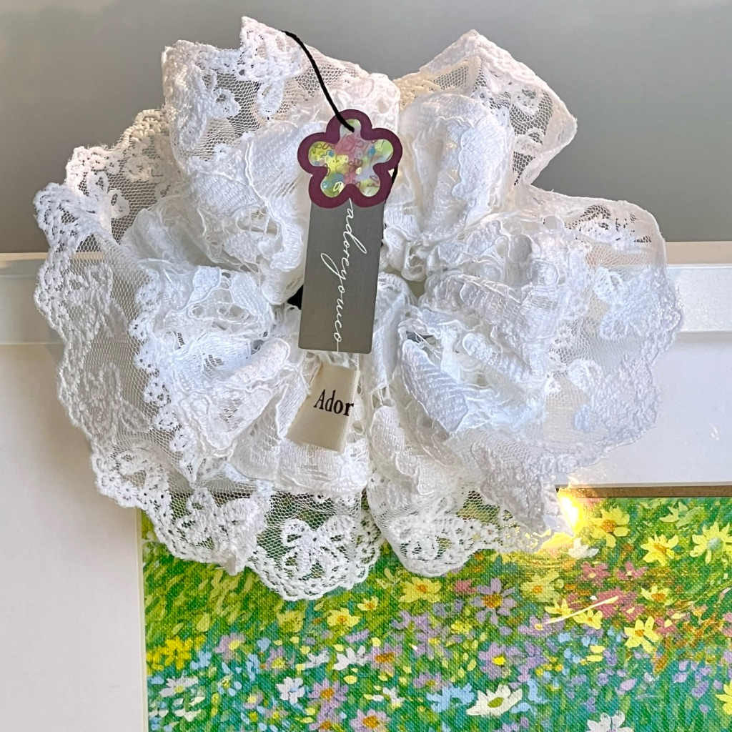 Ribbon Lace Bloom Scrunchie  ยางรัดผมผ้าลูกไม้แต่งขอบลูกไม้ลายโบว์