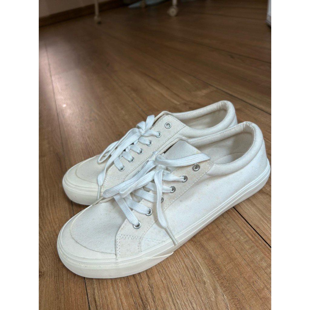 ส่งต่อ มือสอง สภาพใหม่ ซื้อจาก GU ญี่ปุ่น รองเท้าสีครีมๆขาว ทรง converse all star เบอร์ 26 (41-42cm)