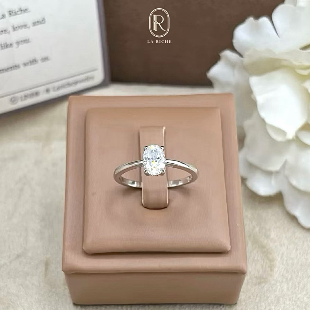 Lumi Ring(Oval 1ct)  แหวนอัญมณีคุณภาพสูงเทียบเท่าเพชรแท้ (ไม่ใช่CZ) ตัวเรือนเงินแท้ พร้อมใบ Warranty card