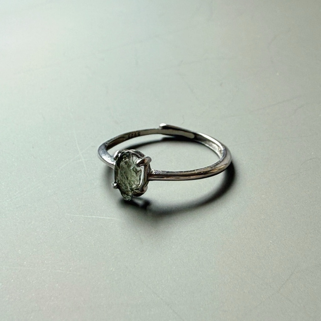 แหวน Moldavite หินสะเก็ดดาว