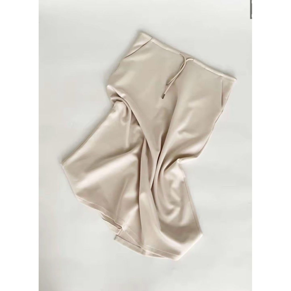 Loonny กระโปรงสีครีมส่งต่อ