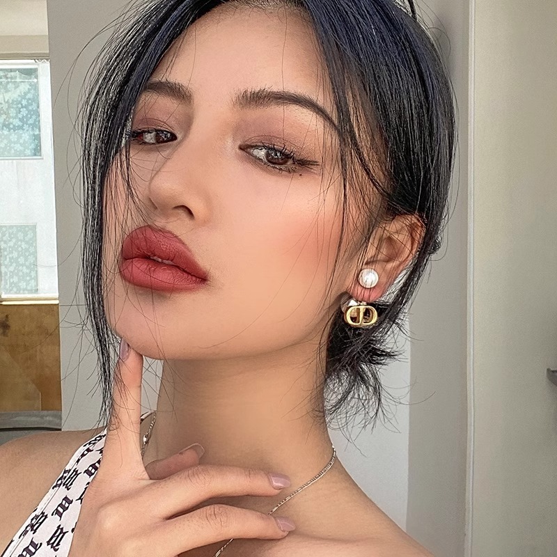 Two-Way Wear Pearl Stud Earrings French Retro Luxury CD Letter Pearl Earrings ราคา ถูกที่สุด ดีลบีเคเค แกลเลอรีภาพที่ 2