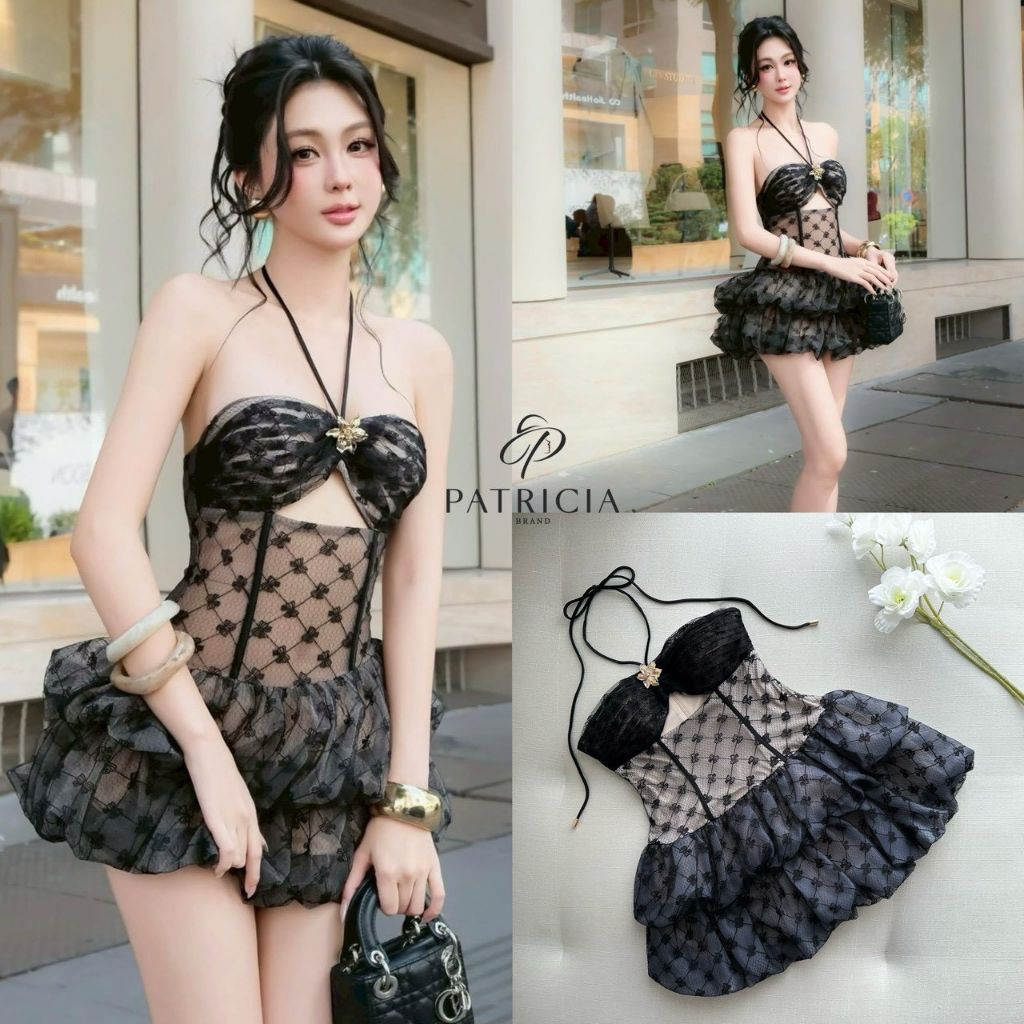 เดรสปาร์ตี้สีดำเซ็กซี่ ผ้าลูกไม้เนื้อดีมีลวดลาย มีดีไซน์ตัดเย็บจับจีบตรงหน้าอกและเว้าตรงกลางอก มีเข็มกลัดดอกไม้สีทอง