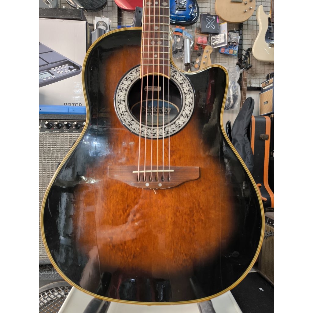 กีตาร์หลังเต่าไฟฟ้า Ovation made in korea