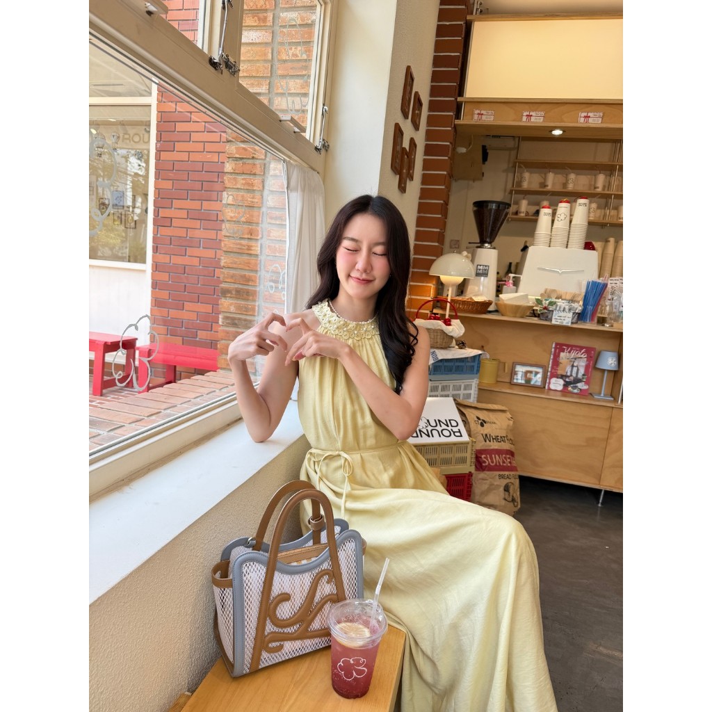Mellow เดรสยาวสายคล้องคอลูกไม้ ผูกโบว์หลัง สไตล์คุณหนูเกาหลี (Halter Lace Maxi Dress)