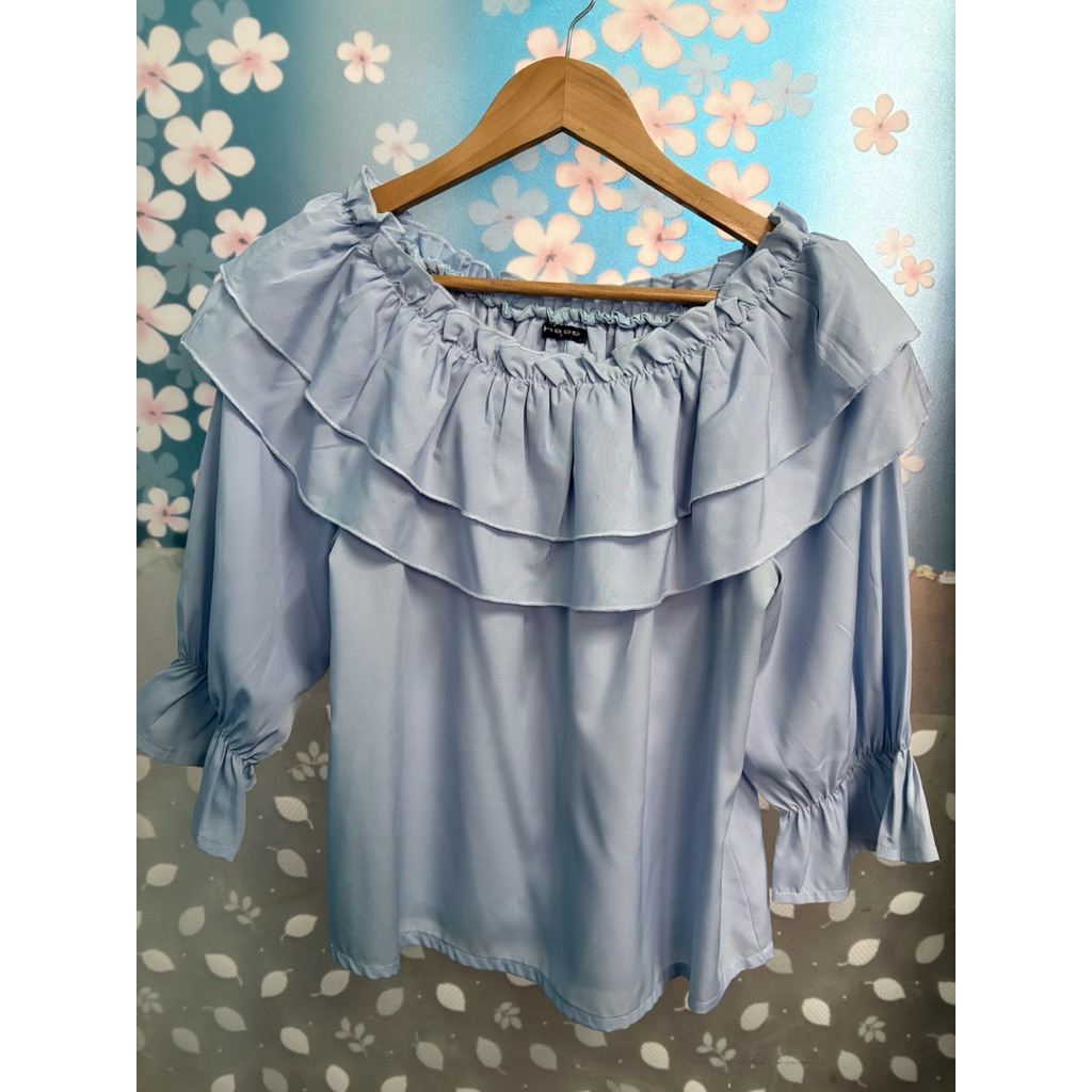 เสื้อสีฟ้าอ่อนคอยางยืดแต่งระบายHass