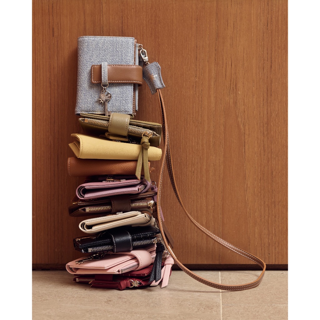 GLISS - GIGLIO WALLET WITH STRAP กระเป๋าสตางค์ มีสายห้อยคอถอดออกได้ ใบเล็ก เบาบาง มีช่องใส่ธนบัตร เหรียญ และบัตร 10-12 ใ