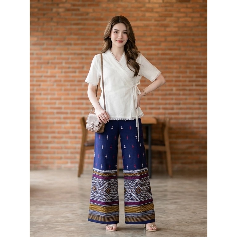 ชุดผ้าไทยประยุกต์ “ศรีจันทร์คราม” เสื้อป้ายผ้าฝ้าย + กางเกงผ้าพื้นเมืองลายโบราณ