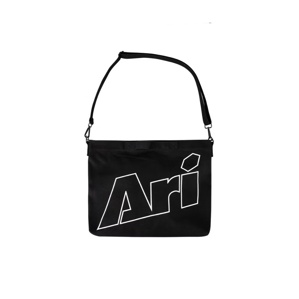 ARI SHOULDER BAG - BLACK  ของแท้ กระเป๋าสะพายไหล่ อาริ SHOULDER BAG สีดำ