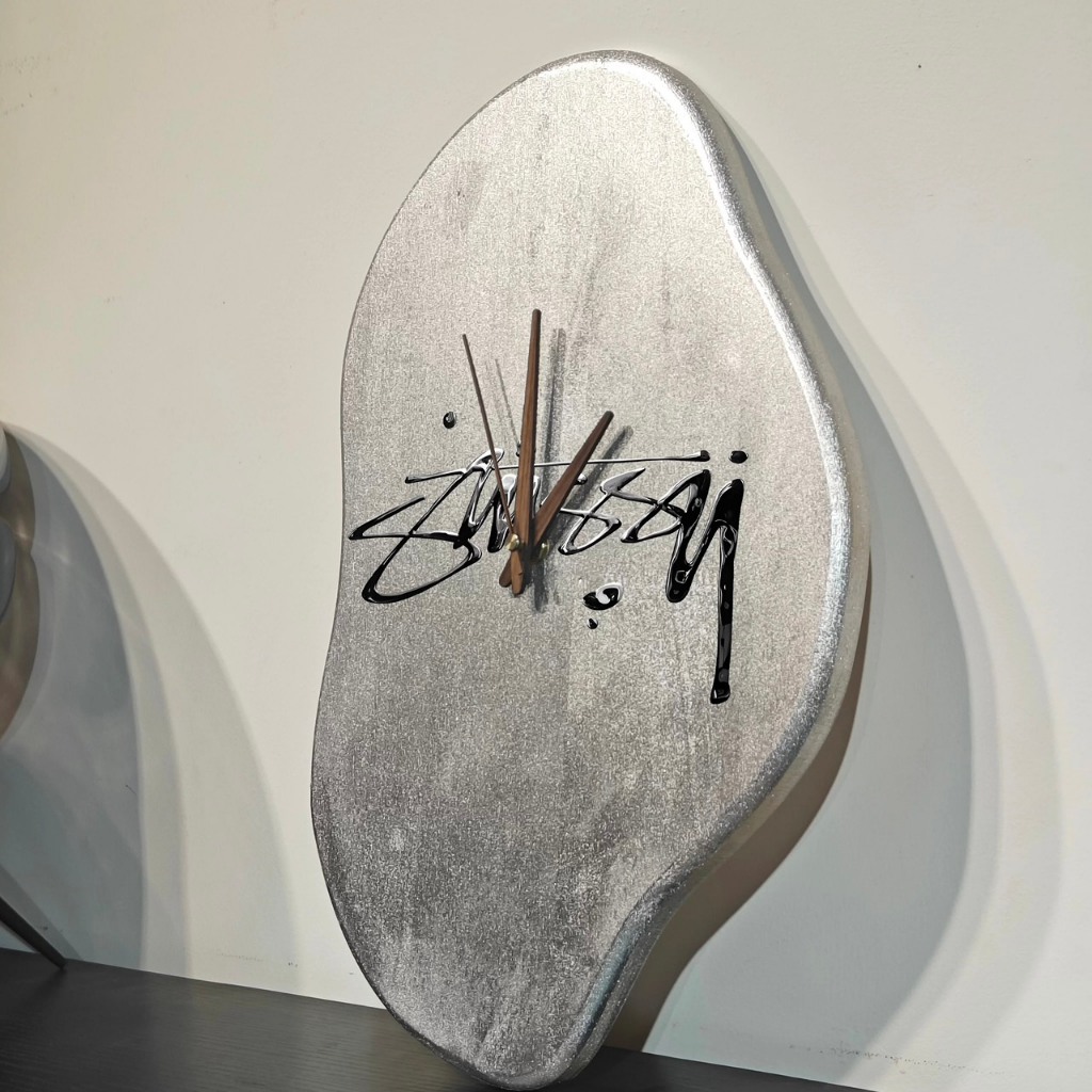 [ 💥 ส่งฟรี 1,789.-] พร้อมส่ง 📦 นาฬิกา Stussy ขนาด : 27x42cm. วัสดุ : ไม้ทำสีเงิน