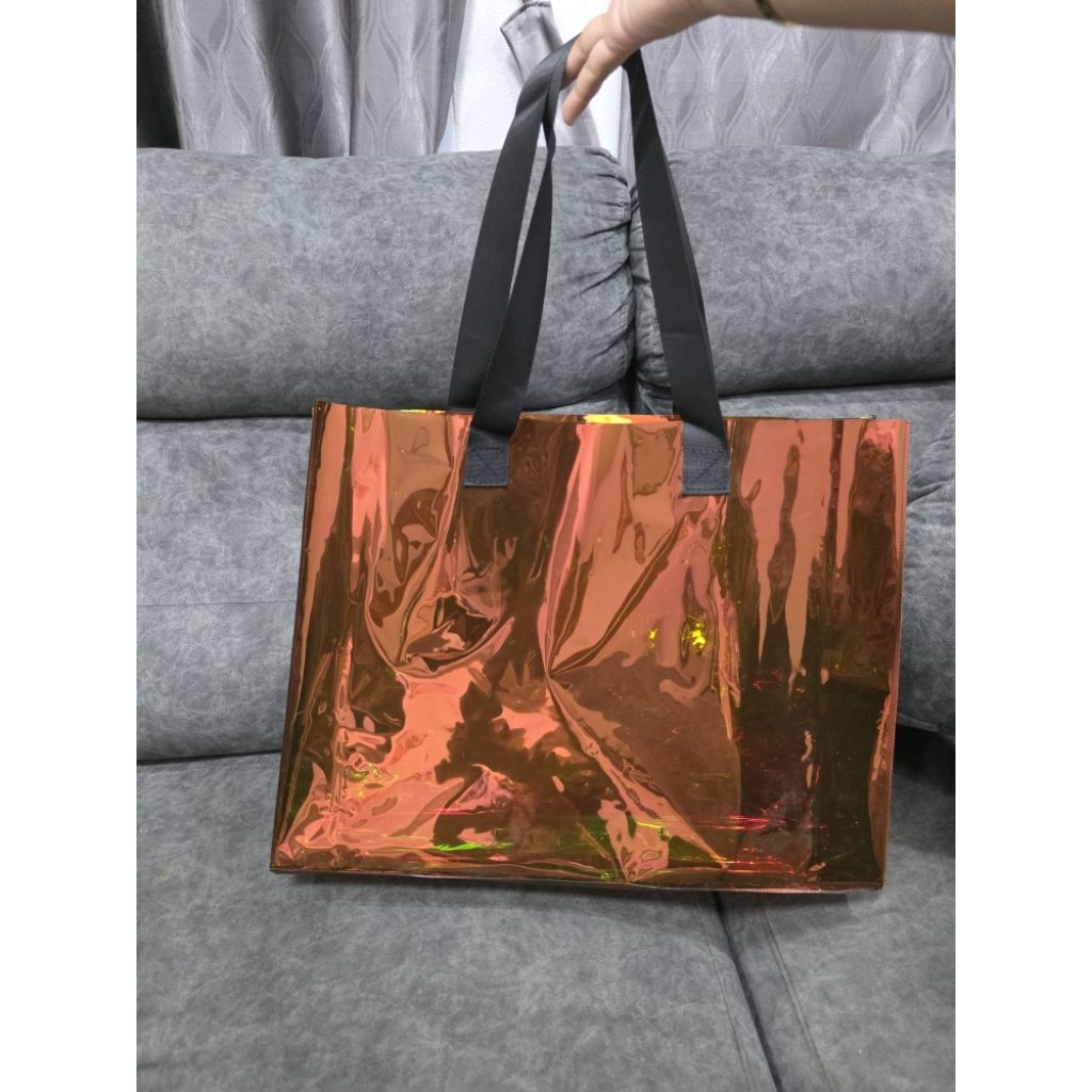 เป็นกระเป๋า Falcon Hologram Bag สีสันสวยเท่ไม่ซ้ำใคร ถือไปไหนก็เด่น ขนาด 10 x 45 x 35 ซม. จุของได้เยอะมาก วัสดุ PVC ราคา ถูกที่สุด ดีลบีเคเค แกลเลอรีภาพที่ 6