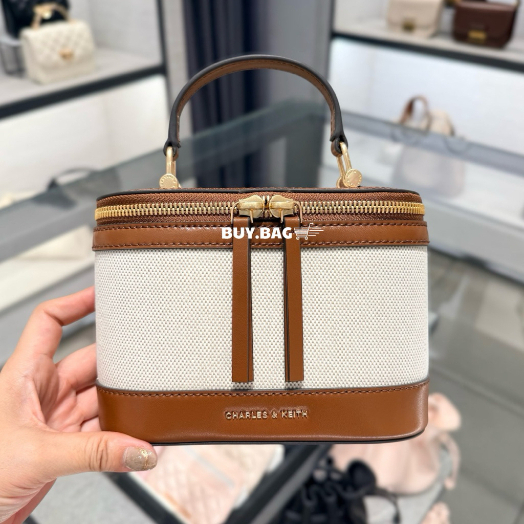 CHARLES & KEITH กระเป๋าถือทรงลูกบาศก์พร้อมหูจับด้านบนรุ่น Enola