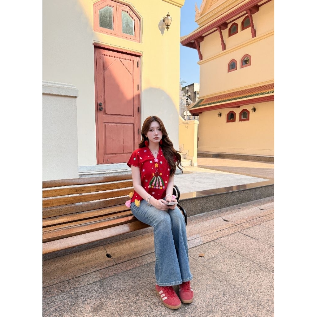 ☘ สินค้าพร้อมส่ง ☘เสื้อสไตล์น่ารักๆ ผ้าฝ้ายเพิ่มดีเทลโดยการแต่งพู่สีเหลือง ดูสดใสงานปักมือ🌸