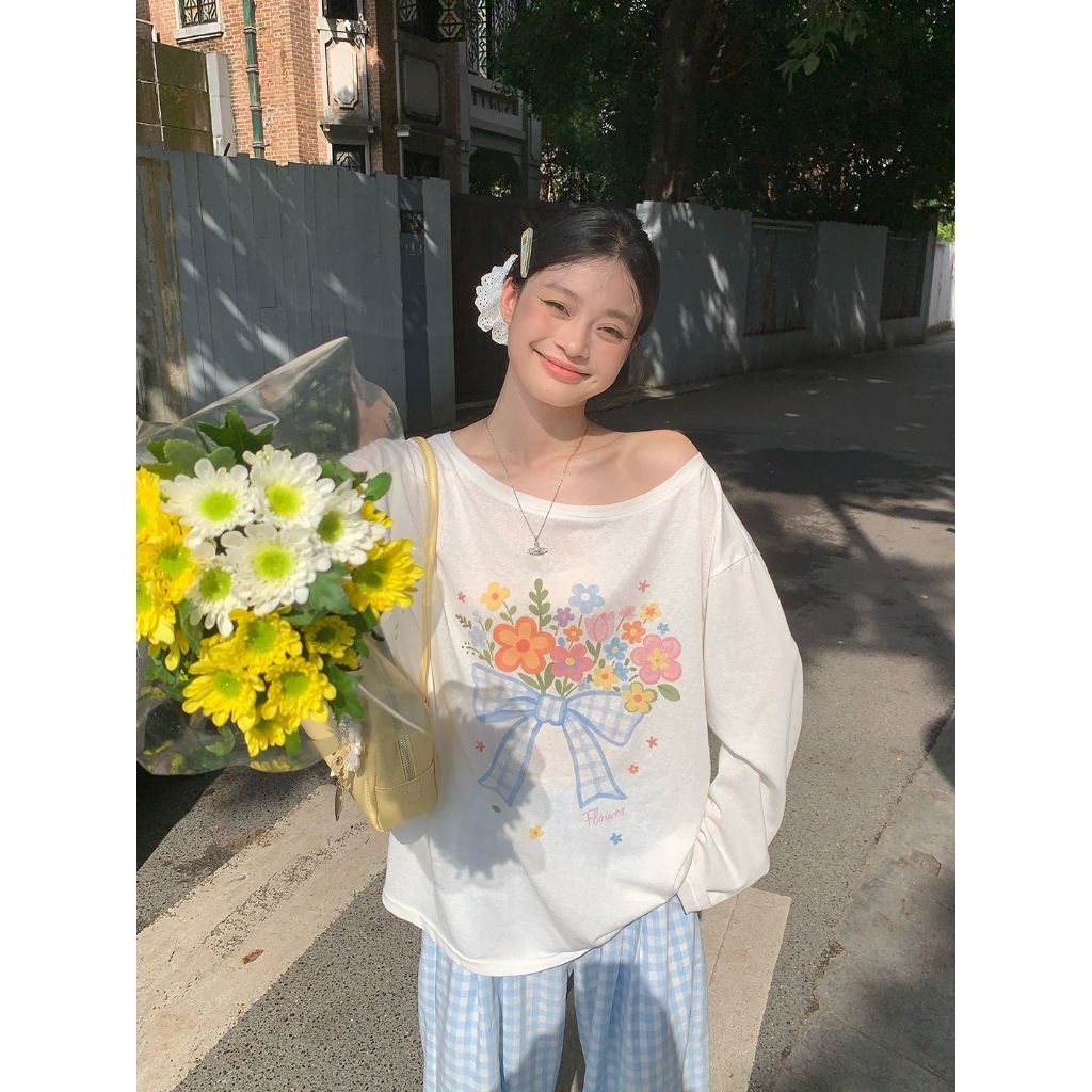เสื้อยืดแขนยาวสีขาวเปิดไหล่กันแดด สไตล์ใหม่สำหรับฤดูร้อน ดีไซน์ทรงหลวมพิมพ์ลายดอกไม้ เสื้อคลุมสไตล์นักเรียน ถ่ายรูปสวยลง