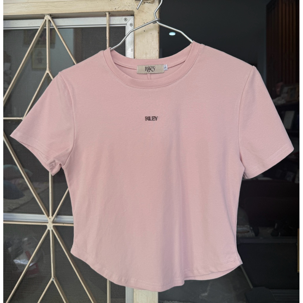 (used like new) เสื้อยืด 𝐓𝐚𝐦𝐦𝐲 𝐁𝐚𝐛𝐲 𝐓𝐞𝐞 งานป้าย Riley apparels