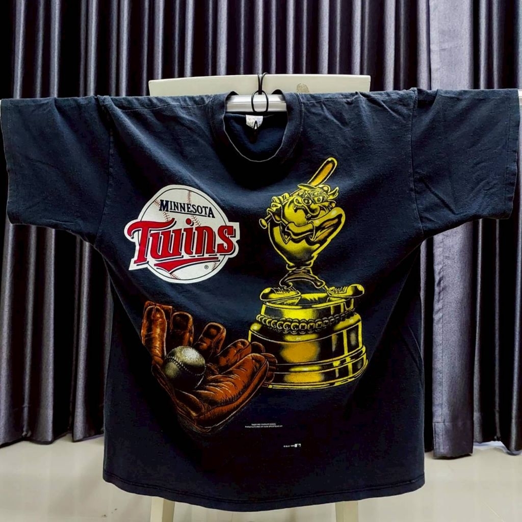 《แท้ 💯》เสื้อยืด Vintage 1995 MLB Twins Warner Bros Tazmanian (XL)