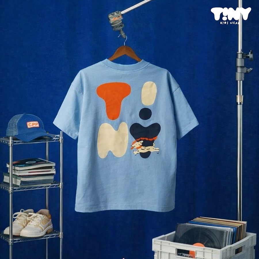 T!NY Kidswear - Dog Club Tee เสื้อยืดทรงโอเวอร์ไซส์ ลายโลโก้พร้อมน้องหมาวิ่งเล่นด้านหลัง สำหรับเด็กน้อย