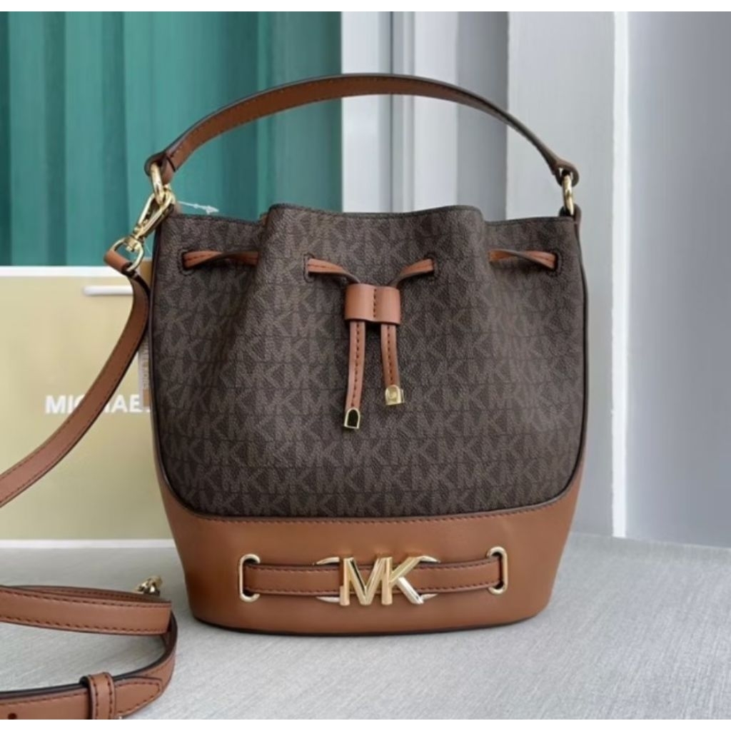 จีบ สะพายข้าง MKReed Medium Logo Bucket Bag
35S3G6RM8B