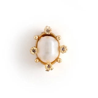 RHINESTONE OVAL WHITE PEARL STUD EARRINGS ต่างหูมุก ไข่มุกขาว ประดับคริสตัลวงรี